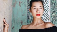 Kakak dari Kim Kurniawan itu membentuk tubuh indahnya karena rajin berolahraga. Awalnya pun ia berkarier sebagai model. Setelah menikah dunia fashion tak bisa benar-benar jauh ia tinggalkan. Ia masih menjadi fashion blogger.  Foto: Instagram
