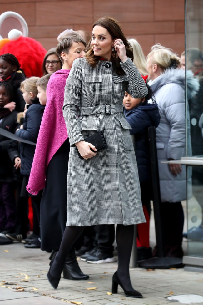 Kate Middleton kembali disibukkan dengan kegiatannya sebagai seorang putri Inggris di trimester kedua kehamilan. Salah satunya hadir di acara Childrens Global Media Summit, di Manchester Central Convention, Selasa lalu. Foto: Dok. Getty Images