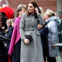 Kate Middleton kembali disibukkan dengan kegiatannya sebagai seorang putri Inggris di trimester kedua kehamilan. Salah satunya hadir di acara Childrens Global Media Summit, di Manchester Central Convention, Selasa lalu. Foto: Dok. Getty Images