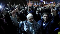 Para demonstran juga meneriakkan slogan seperti AS sang pembunuh, Keluar dari Timur Tengah dan Tumbang bersama Amerika!. Bahkan ada yang menyerukan agar kelompok Hamas menyerang Israel. (Osman Orsal/Reuters)