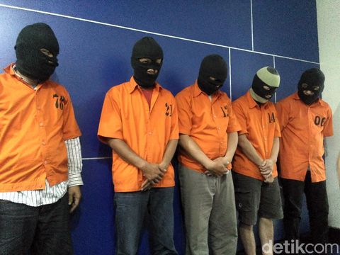 Para tersangka pengedar uang palsu di Karawang
