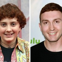 Daryl Christopher Sabara, dikenal sebagai aktor cilik setelah berperan sebagai Juni Cortez dalam film pertamanya, Spy Kids (2001). Saat itu, rambut keriting coklatnya cukup panjang menutupi kepalanya dan gigi kelincinya masih menghiasi senyumnya. Kini, rambut panjangnya itu sudah berbeda karena telah dicukur tipis. Walaupun begitu, gigi kelincinya masih terlihat sama, meski wajahnya lebih dewasa. setelah menjadi dewasa ia terlihat lebih tampan. Foto: Getty Images.