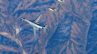 Pesawat jet B-1B ini juga mensimulasikan pengeboman di sebuah lapangan militer (Foto: The Defense Ministry/Yonhap via REUTERS)