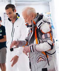 Astronaut Legendaris Buzz Aldrin Rilis Koleksi Fashion Bertema Mars