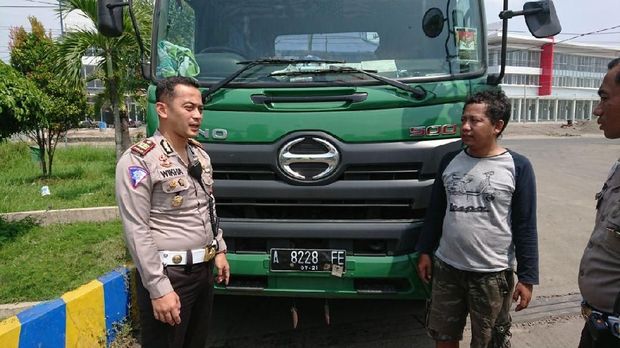 Kecelakaan terjadi karena motor menyenggol badan truk