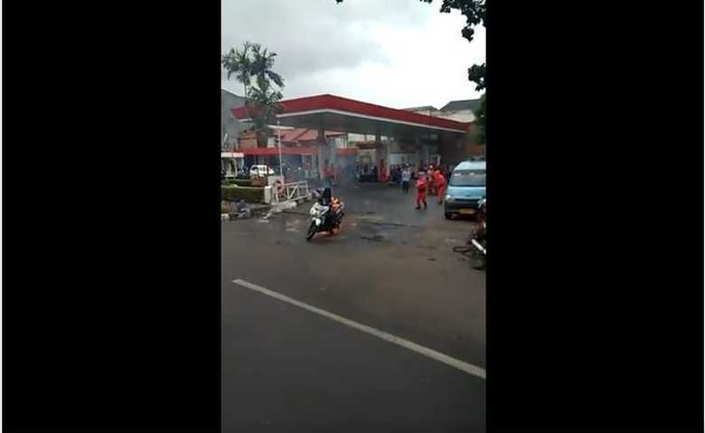 Motor terbakar diduga karena handphone disimpan di jok. Foto: Screenshot video Motor terbakar diduga karena handphone disimpan di jok. Foto: Screenshot video