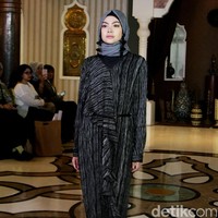 Rancangan busana muslim terbaru dari creative director brand SUQMA, Jenahara Nasution, yang mengusung tema Djellaba, bertempat di Rumah Maroko, Menteng, Jakarta. [6/12/2017]. Foto: Mohammad Abduh/Wolipop