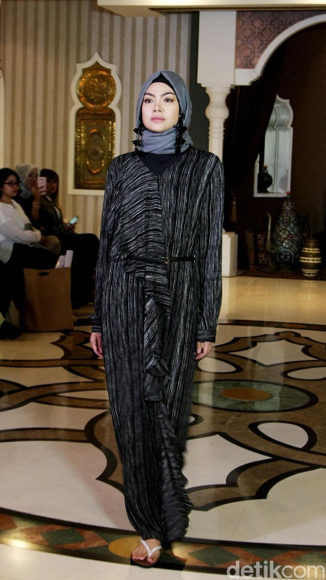 Rancangan busana muslim terbaru dari creative director brand SUQMA, Jenahara Nasution, yang mengusung tema Djellaba, bertempat di Rumah Maroko, Menteng, Jakarta. [6/12/2017]. Foto: Mohammad Abduh/Wolipop