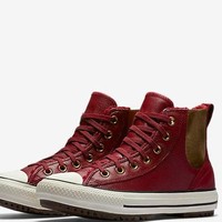Aries adalah pencinta fashion, suka sesuatu yang kreatif dan beda dari yang lain. Sneakers buatmu adalah high-top dengan desain unik atau limited edition. Foto: Converse