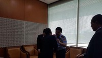 Wakil Ketua DPR Taufik Kurniawan terlihat bercipika-cipiki dengan Marsekal Hadi. (Foto: Dok. Istimewa)