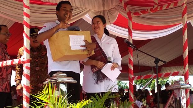 Salah satu pelajar mendapat hadiah dari Menteri Puan