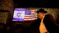 Bendera Israel dan Amerika Serikat yang menyatu ini dipasang di dinding kota tua Yerusalem pada Rabu (6/12) waktu setempat. 