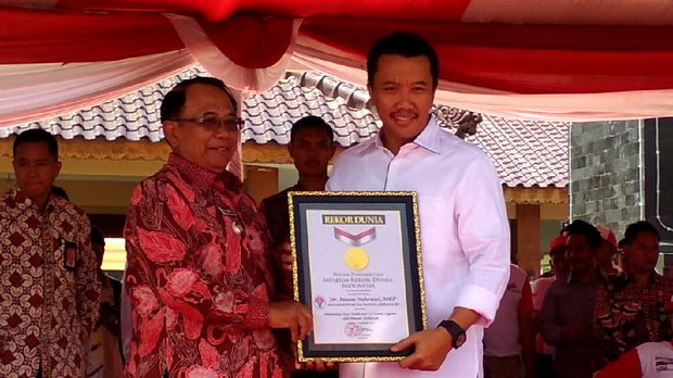 Nahrawi menerima piagam MURI dari Bupati Blitar Rijanto 