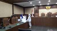Hadapi Tuntutan, Andi Narogong Hanya Diam dan Menunduk