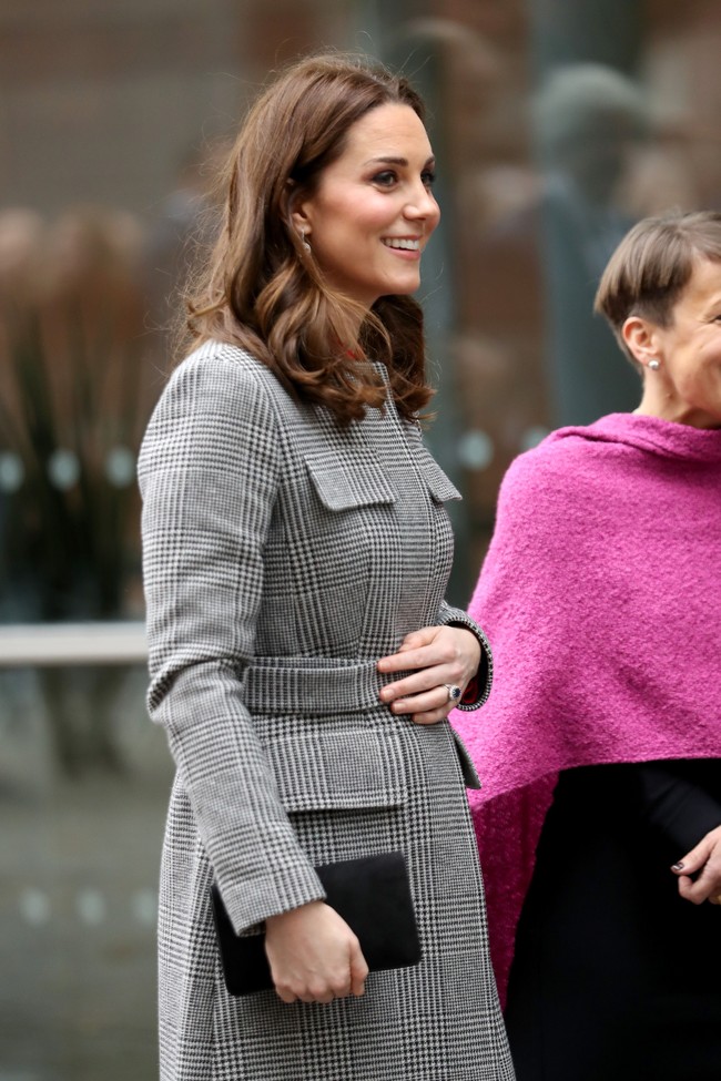 Kate Middleton mengenakan coat abu-abu dari desainer favoritnya, L.K. Bennett yang memperlihatkan jelas perut hamilnya. Coat ini dijual seharga US$ 688 atau Rp 9,3 juta. Foto: Dok. Getty Images