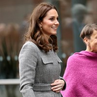 Kate Middleton mengenakan coat abu-abu dari desainer favoritnya, L.K. Bennett yang memperlihatkan jelas perut hamilnya. Coat ini dijual seharga US$ 688 atau Rp 9,3 juta. Foto: Dok. Getty Images