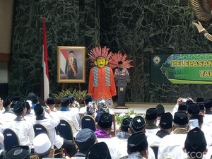 Lepas Rombongan Marbut Umrah, Anies Minta Doa untuk Jakarta