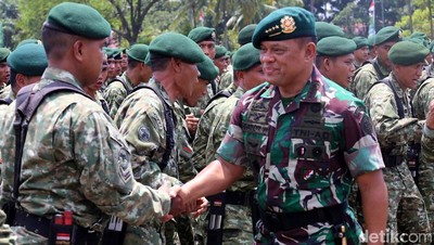 Foto: Berpamitan, Panglima TNI Salami Prajurit Kostrad
