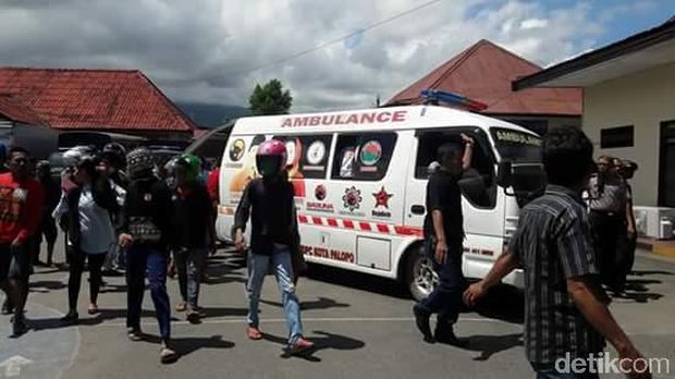 MP Tak Diizinkan Keluar Rutan, Warga Bawa Jenazah Ayahnya ke Polres