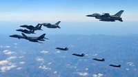 Penampakan jet B-1B milik AS yang merupakan pesawat pengebom saat latihan militer gabungan dengan Korsel yang bernama Vigilant Ace (Foto: The Defense Ministry/Yonhap via REUTERS)