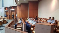 Prajurit TNI matra Udara duduk di bangku sembari menunggu pengesahan KSAU Marsekal Hadi sebagai panglima TNI di DPR. (Foto: Dok. Istimewa)