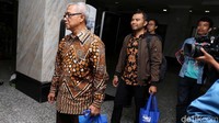 Sedangkan Adnan Topan Husodo selaku penggugat, mengatakan, dengan adanya pencabutan itu, diharapkan majelis etik MK melakukan tindakan.