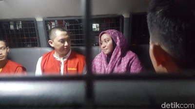 Saling Tatap Bos First Travel Anniesa-Andika di Mobil Tahanan