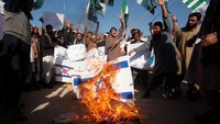 Dewan (DPC) sebuah organisasi Islam, membakar bendera AS dan Israel selama demonstrasi menentang keputusan Presiden AS Donald Trump di Peshawar, Pakistan. REUTERS/Fayaz Aziz Edit