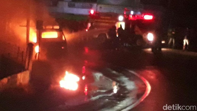 Angkot di Aceh Terbakar Angkot di Aceh Terbakar