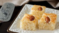 Selain baklava, Palestina punya basbousa. Terbuat dari tepung semolina atau farina matang yang direndam dalam larutan simple syrup. Tambahan populernya adalah kelapa. Foto: iStock