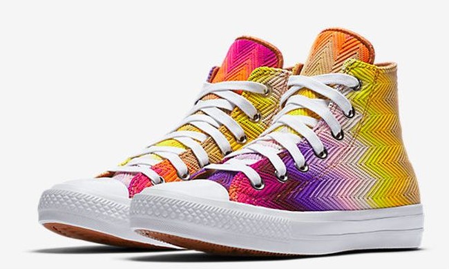 Pemilik zodiak Aquarius akan memilih sneakers yang membuatnya senang, bukan hanya mengikuti tren. Kamu tidak takut bereksperimen dengan warna dan motif, jadi pilihlah sneakers warna cerah dan menarik perhatian. Foto: Converse