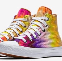 Pemilik zodiak Aquarius akan memilih sneakers yang membuatnya senang, bukan hanya mengikuti tren. Kamu tidak takut bereksperimen dengan warna dan motif, jadi pilihlah sneakers warna cerah dan menarik perhatian. Foto: Converse