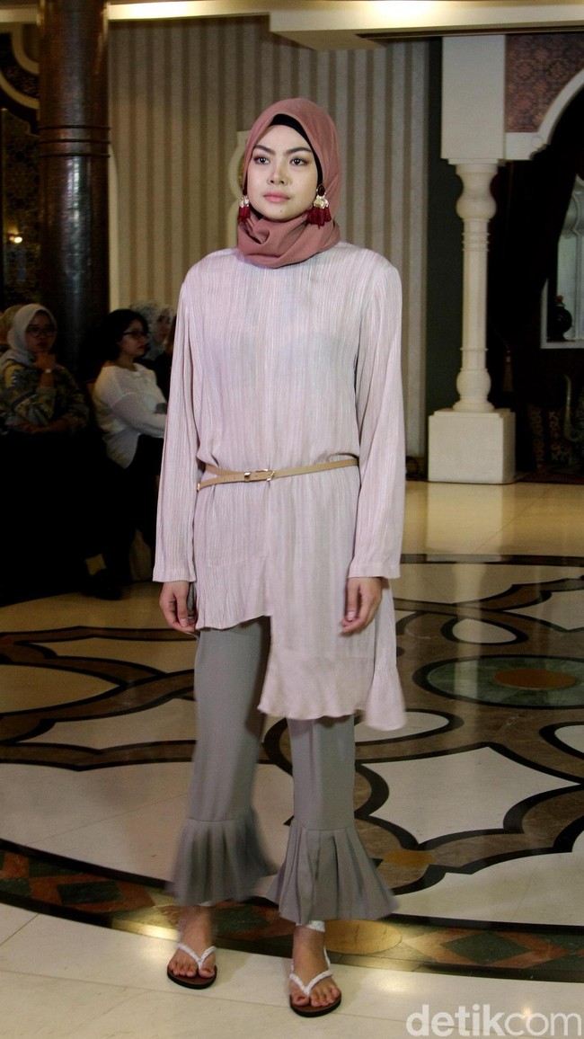 Rancangan busana muslim terbaru dari creative director brand SUQMA, Jenahara Nasution, yang mengusung tema Djellaba, bertempat di Rumah Maroko, Menteng, Jakarta. [6/12/2017]. Foto: Mohammad Abduh/Wolipop