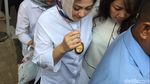 Momen Istri dan Anak Jenguk Setya Novanto di Rutan