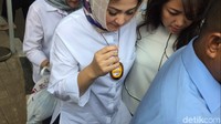 Ketika menuju ke mobilnya, Deisti tampak didampingi 5 perempuan lain.