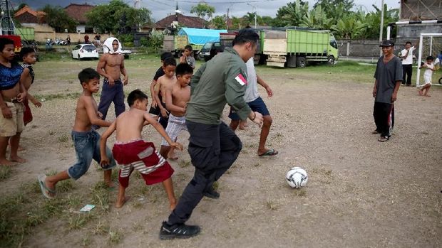 AHY mengajak anak-anak di posko pengungsian Gunung Agung main sepak bola.