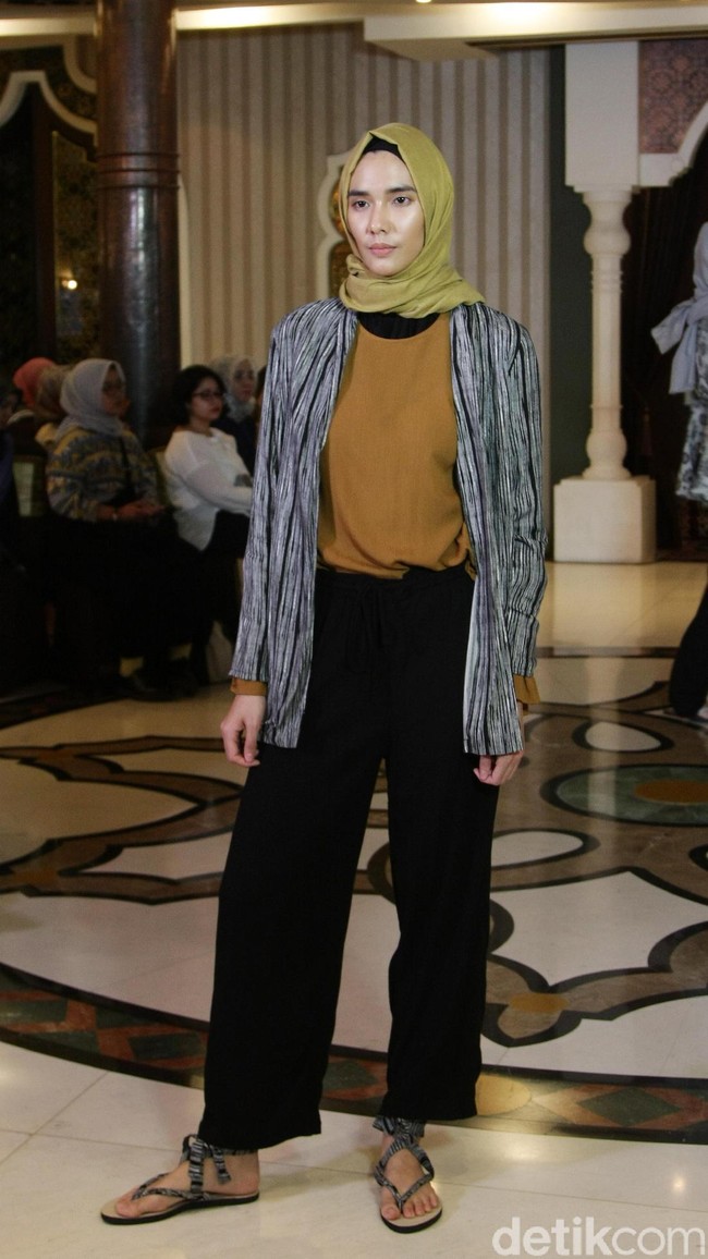 Rancangan busana muslim terbaru dari creative director brand SUQMA, Jenahara Nasution, yang mengusung tema Djellaba, bertempat di Rumah Maroko, Menteng, Jakarta. [6/12/2017]. Foto: Mohammad Abduh/Wolipop