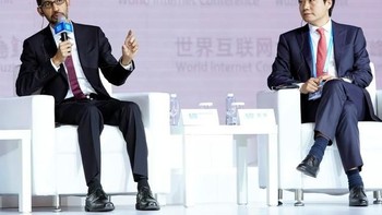 World Internet Conference di China yang bertujuan mempromosikan jaringan internet ala China ini diadakan setahun sekali. Tampak di panggung CEO Google Sundar Pichai dan CEO Xiaomi, Lei Jun. Foto: Reuters