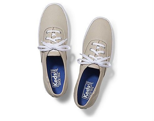 Virgo suka sesuatu yang simpel dan klasik, tapi juga memiliki sentuhan feminin. Sneakers klasik bertali yang minim detail dan berwarna netral adalah pilihan sempurna buatmu. Foto: Keds