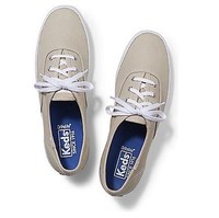 Virgo suka sesuatu yang simpel dan klasik, tapi juga memiliki sentuhan feminin. Sneakers klasik bertali yang minim detail dan berwarna netral adalah pilihan sempurna buatmu. Foto: Keds