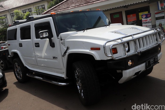 Barang Sitaan Bos First Travel Dilimpahkan ke Kejari Depok

Sebagian barang mobil bos first travel dibawa ke Kejaksaan Negeri Depok, Jawa Barat, Kamis (07/12/2017). Mobil ini menjadi bagian dari barang bukti yang dilimpahkan ke pihak jaksa. Grandyos Zafna/detikcom

-. Keempat mobil dengan warna serba putih yakni Toyota Fortuner B 28 KHS, Vellfire F 777 NA dan Mitsubishi Pajero F 111 PT dan Hummer H2 dengan plat F 1051 GT.

-. Mobil milik bos First Travel yang akan dibawa ke Kejasaan Negeri Depok ini sejumlah 5 unit.