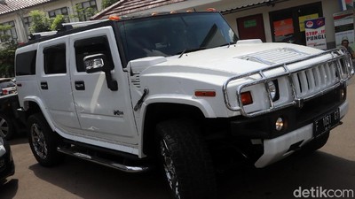 Foto: Mobil Sitaan Bos First Travel Parkir di Kejari