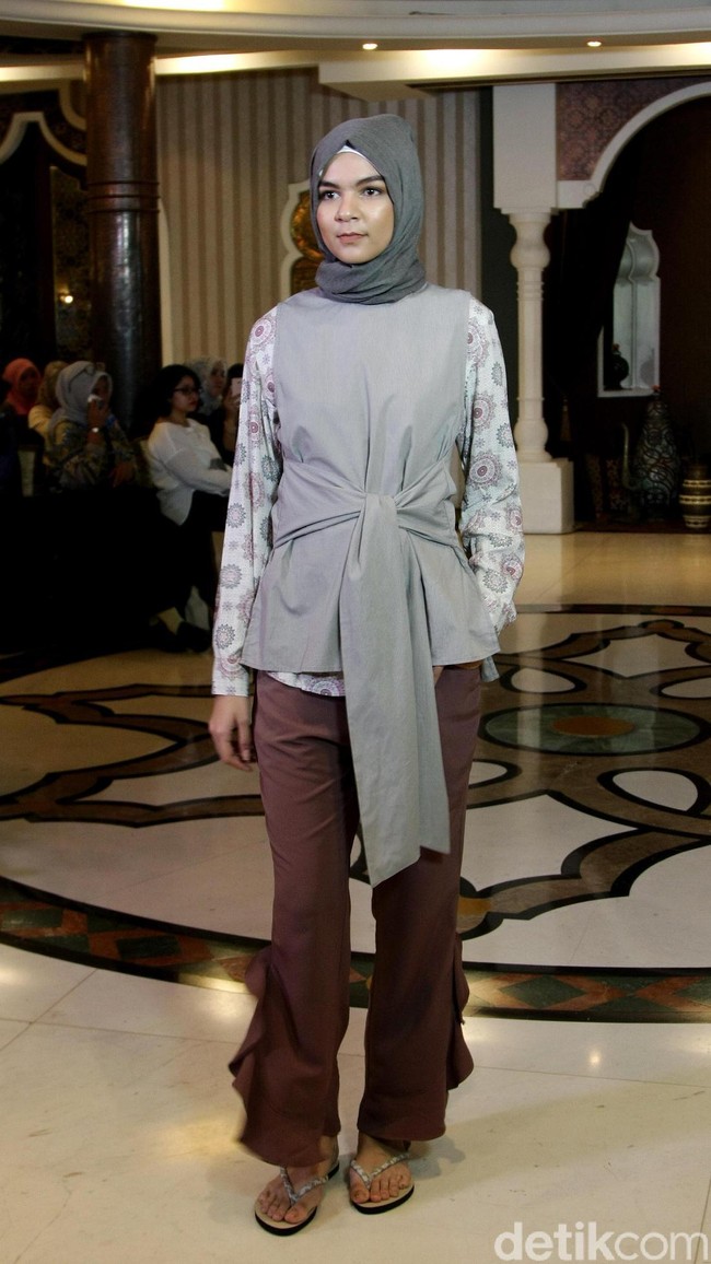 Rancangan busana muslim terbaru dari creative director brand SUQMA, Jenahara Nasution, yang mengusung tema Djellaba, bertempat di Rumah Maroko, Menteng, Jakarta. [6/12/2017]. Foto: Mohammad Abduh/Wolipop