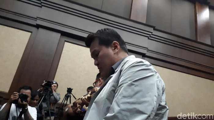 Hadapi Tuntutan, Andi Narogong Hanya Diam dan Menunduk