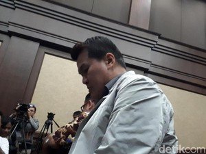 Hadapi Tuntutan, Andi Narogong Hanya Diam dan Menunduk