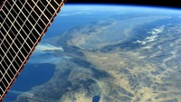 Astronot Randy Bresnik memotret kondisi di California Selatan dari International Space Station pada 6 Desember 2017 (Foto: Courtesy @AstroKomrade/NASA/Handout via REUTERS)