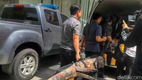 Pantauan detikcom, sekitar pukul 10.30 WIB, Kamis (7/12/2017) sebanyak lima orang penyidik memindahkan barang bukti di Bareskrim Polri di Jalan Merdeka Timur, Jakarta Pusat, ke dalam mobil.