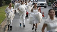 Mereka juga menggunakan nomor pelari seperti lomba lari pada umumnya. Meski kelihatan repot, para peserta lomba lari terlihat begitu antusias berlari dan memenangkan perlombaan. (Foto : REUTERS/Athit Perawongmetha) 