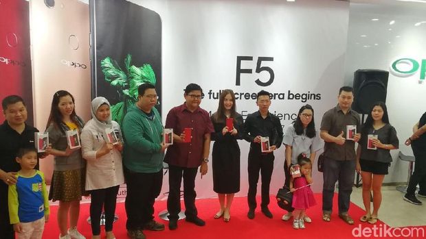 Pembagian F5 6 GB kepada 20 pemesan awal.