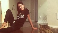 Foto terakhir yang diunggahnya bersama kucing kesayangannya sehari sebelum tragedi itu terjadi. (Dok. Instagram/msmaplefever)